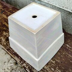 植木鉢　陶器　スクエア　艶のある薄い虹色　中古の画像