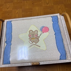 おもちゃ箱と3段引き出し整理棚の画像