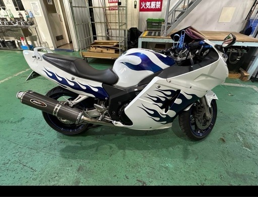 CBR1100XX ブラックバード 逆車フルパワー (tkng) 附属中学前の