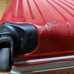 キャリーケース鍵付き(傷だらけ)の画像