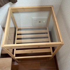 IKEAベッドサイドテーブルの画像
