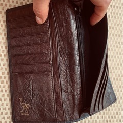 メンズ　オーストリッチレザー製のダークブラウン長財布、 カードポケット13つ、ファスナー小銭入れ付きの画像