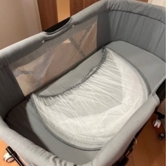 折り畳みベビーベッドの画像