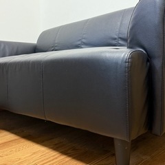 IKEAの2人用ソファーの画像
