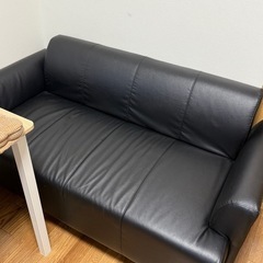 IKEAの2人用ソファーの画像