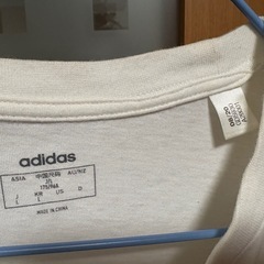 ゴールドロゴadidasTシャツの画像