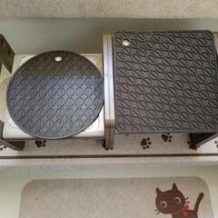 高さも角度も変えられる犬用食事台の画像