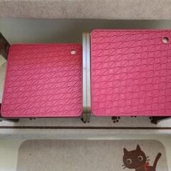 高さも角度も変えられる犬用食事台の画像