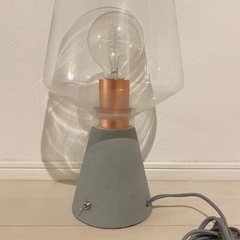 コンクリート×ガラスの照明の画像