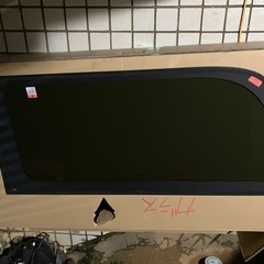 ハイエース　右スライドドアガラスの画像