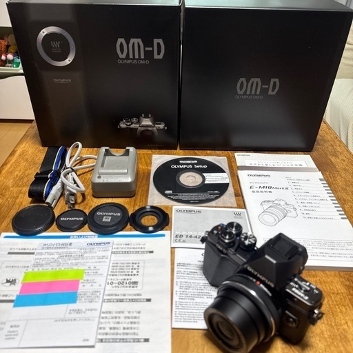 美品【更に値下げ】おまけ多数　オリンパス　ミラーレスカメラ おまけ付！☆OLYMPUS OM-D E-M10 MarkII ミラーレスカメラ