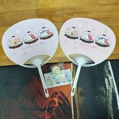 【未使用/限定品】くら寿司 ちいかわ うちわ2枚＋ 缶バッジの画像