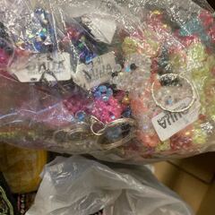 ビーズ アクセサリー シェル アジアン 大量 まとめ 売り セット 約4kg フリマ フリーマーケット 転売 輸出 ポーチ キーホルダーの画像