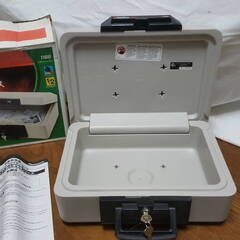 Sentry Safe セントリーセーフ ポータブル 耐火保管庫 MODEL1160 フラットキー式 ホワイト 鍵×2本の画像