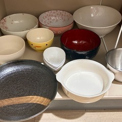 鍋2つ＋食器たくさんセットの画像