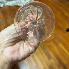 花の模様が美しいワイングラスの画像