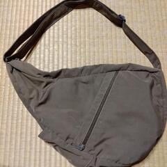 肩にかけるカバン、薄茶色の画像