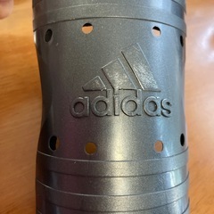 サッカーすねあて　adidasの画像
