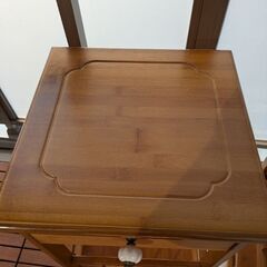 7月27日まで｜バンブー製ナイトテーブル／サイドテーブル 2個セット 彫刻入り天板の画像