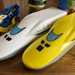 キッズ　コップ付き水筒とお弁当箱の画像