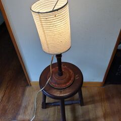 木製電気スタンドの画像