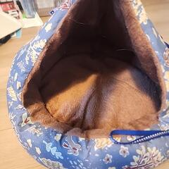 猫用クッションとリードセットの画像