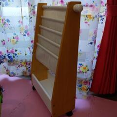 美品　キャスター付き本棚の画像