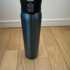 サーモススポーツジャグと普通のステンレスボトルの画像