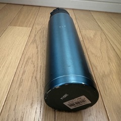 サーモススポーツジャグと普通のステンレスボトルの画像
