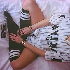 (2733) SkaterSocks (スケーターソックス) ロングソックス 靴下 男女兼用 ソックス チューブソックス Knee high White tube socks with Royal Blue stripes style 1 (22インチ) スケボー SK8の画像