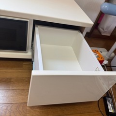 スタイリッシュなホワイトのテレビボードの画像