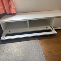 スタイリッシュなホワイトのテレビボードの画像