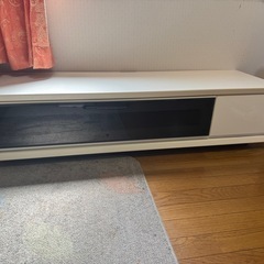 スタイリッシュなホワイトのテレビボード