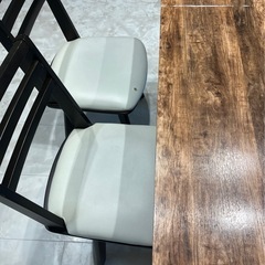 ダイニングテーブルの画像