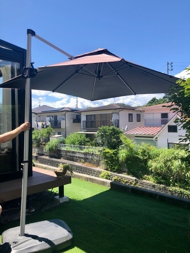 夏の庭にガーデンパラソル