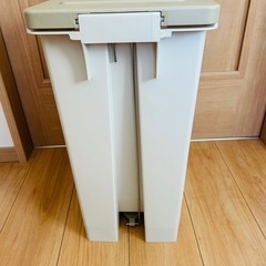 ゴミ箱　　30リットル　　ペダル式の画像