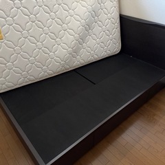 シモンズ  ダブルベッド フレーム付きの画像