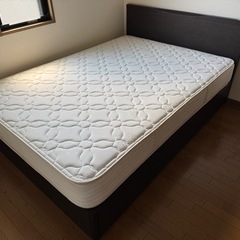 シモンズ  ダブルベッド フレーム付きの画像