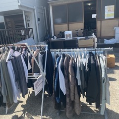 0円　無料コーナー開放中　ソファー　服　棚　の画像