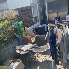 0円　無料コーナー開放中　ソファー　服　棚　の画像