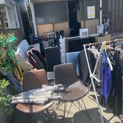 0円　無料コーナー開放中　ソファー　服　棚　の画像