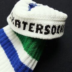 (3943) SkaterSocks ロングソックス 靴下 男女兼用 ソックス スケート スケボー チューブソックス Knee high White tube socks with Royal Blue-Green stripes style 3 (22インチ) SKATEの画像