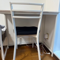 机、椅子の画像