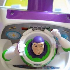 バズライトイヤーの乗り物の画像