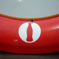 ① Coca-Cola ブリキ 円型トレイ 直径31.5cm アメリカン雑貨 コカ・コーラ トレイ インテリア雑貨 プレート 飲食店 ガレージ 札幌市東区 新道東店の画像