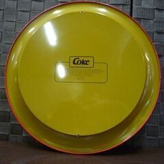 ① Coca-Cola ブリキ 円型トレイ 直径31.5cm アメリカン雑貨 コカ・コーラ トレイ インテリア雑貨 プレート 飲食店 ガレージ 札幌市東区 新道東店の画像