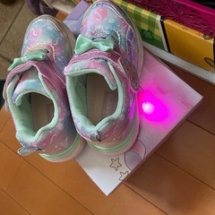 光るスニーカー18センチの画像