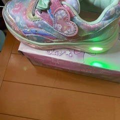 光るスニーカー18センチの画像