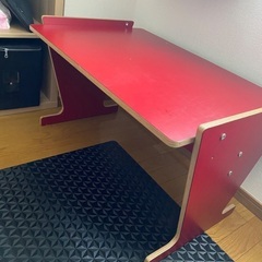 幼児用机と椅子のセットの画像