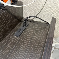 ブラウンカラーのダブルベッドの画像